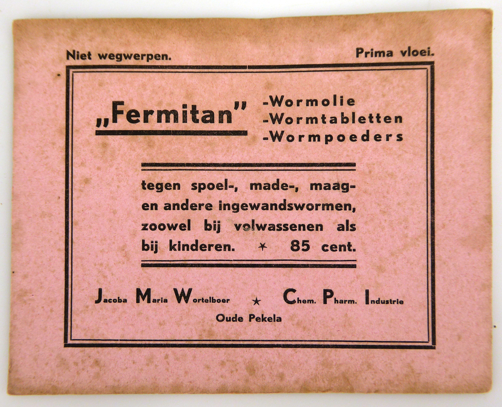 roze kartonnen plaat met opdruk niet wegwerpen prima vloei Fermitan wormolie wormtabletten wormpoeders tegen spoel made maag en andere ingewandswormen zoowel bij volwassenen als bij kinderen 85 cent Jacoba Maria Wortelboer Chem Pharm Industrie Oude Pekela